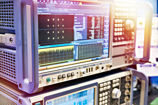 Digital Spectrum Analyzer and Signal Generator