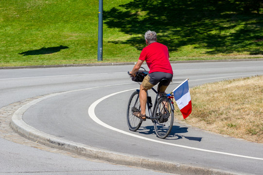 Un homme en vélo avec le drapeau Français - Powered by Adobe