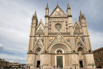 Fototapeta na wymiar Facade of the cathedral of Orvieto