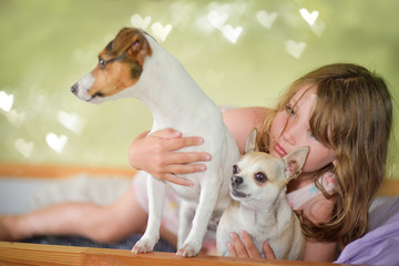 belle jeune fille et ses chien dans sa chambre