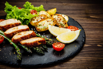 Roast chicken fillets and vegetables