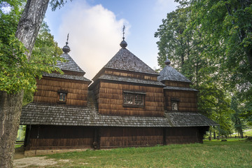 Zabytkowa grekokatolicka drewniana cerkiew w Smolniku, Bieszczady. Wpisana na listę światowego dziedzictwa kultury UNESCO - obrazy, fototapety, plakaty
