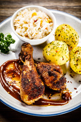 Barbecued chicken drumsticks with vegetables