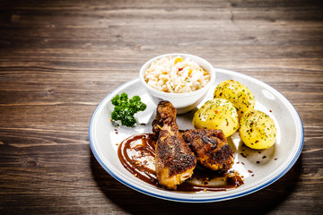 Barbecued chicken drumsticks with vegetables