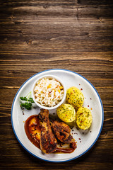 Barbecued chicken drumsticks with vegetables