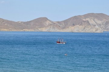Старинное морское судно плывёт в бухте. Коктебель....