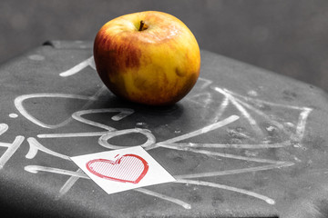 Apfel auf einem Mülleimer