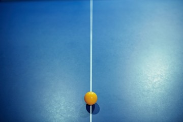 Table tennis ball on the table - obrazy, fototapety, plakaty