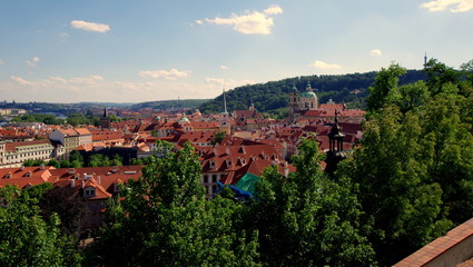 Hradczany w Pradze - widok na piękne stare miasto, historyczną i aktualną stolicę Czech