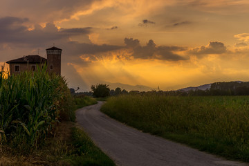 Obraz premium farmhouse in the countryside at sunset