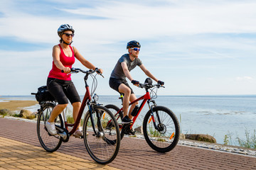 Fototapeta premium Healthy lifestyle - people riding bicycles