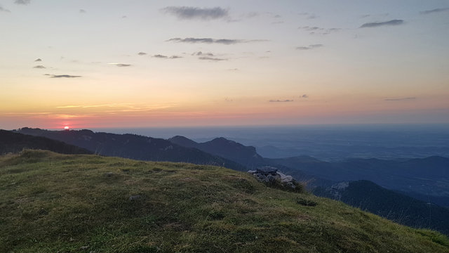 Coucher de soleil en montagne avec point de vue sur la vall&eacute;e