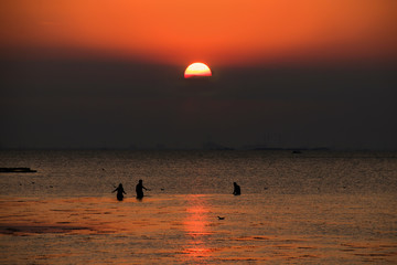 Malmö, Sonnenuntergang am Strand, Feuerball, Menschen