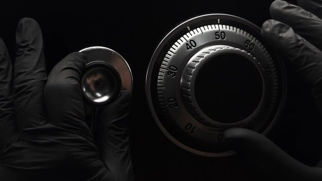 Theft in the safe by listening to the sound of the headphones and turn to find the safe code.