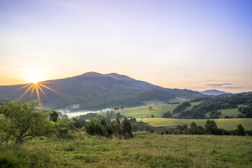 Obraz premium Bieszczady, Wschód słońca nad Połoniną Caryńską widok z przełęczy Wyżnej w oddali Tarnica