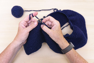 stricken mit blauer Wolle von hinten