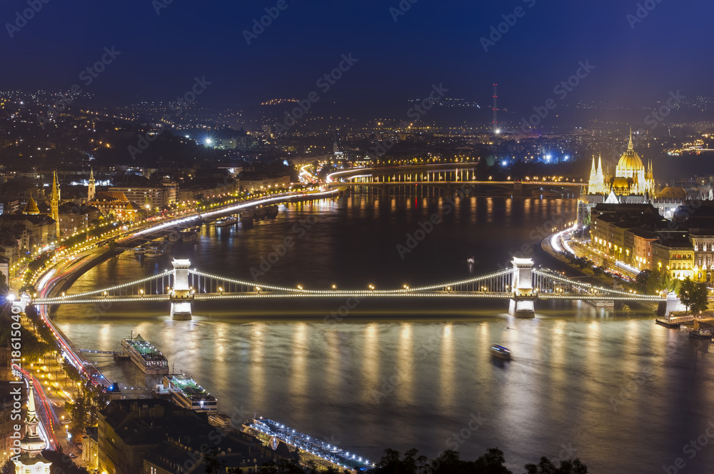 Wall mural Chain Bridge in Budapest, Hungary. Night cityscape