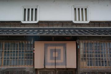 暖簾のある古い家