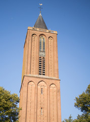 Kirchenturm unter blauem Himmel