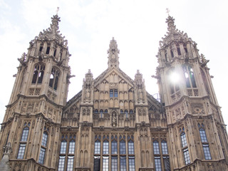 Fototapeta na wymiar London - Sehenswürdigkeiten - Sonne scheint durch Turm im Palace of Westminster