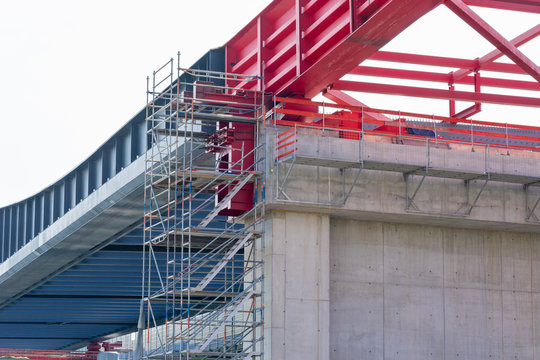 Baustelle und Vorbauschnabel einer neuen Brücke aus Stahlverbund für die Autobahn