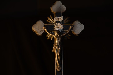 Stary krzyż w świetle świec
