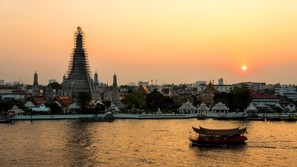 Fototapeta premium beautiful sunset wat arun temple chao phraya river, landscape Bangkok Thailand