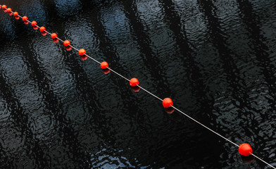 Rote Bojenkette auf dem Wasser