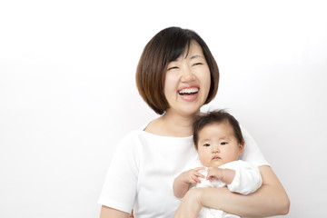 新生児を抱き幸せそうに笑うお母さん、幸せイメージ