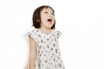 大きな口を開け唄う幼い女の子イメージ