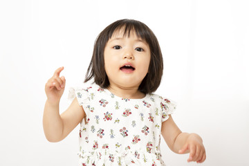 指差し求める幼い女の子イメージ