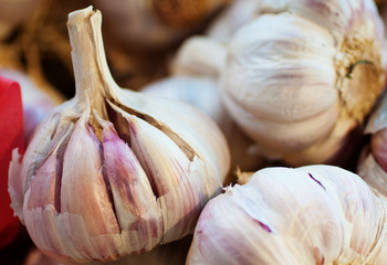 Knoblauchknollen auf einem Marktstand