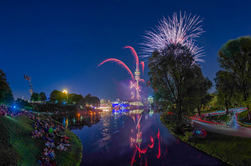 Das beeindruckende Feuerwerk des ImPark Festivals im Olympiapark von München mit farbenfrohen...