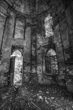 Uralte eingestürzte und verlassene Kirche