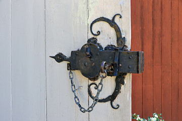 uraltes Kastenschloss mit Schlüssel an Holzwand