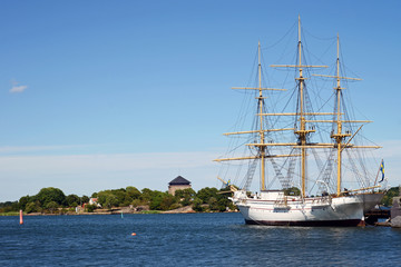 Fototapeta na wymiar Dreimaster am Marinemuseum Karlskrona