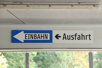 VErkehrsschild Einbahnstra&szlig;e und Ausfahrt