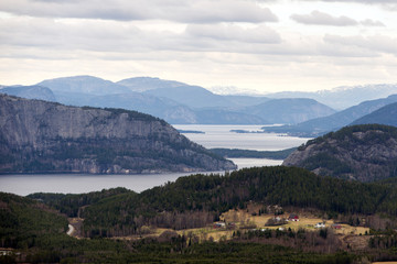 Fototapeta na wymiar Oanorama of a Norwegian lake