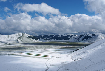 Die Hochebene Piano Grande im Nationalpark Monti Sibillini, Italien