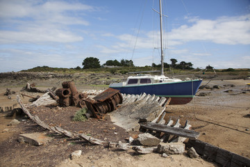 Fototapeta premium 08-10-2018 Chausey Island. Boat graveyard on Chausey Island France