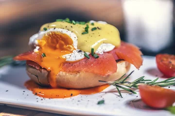 Abwaschbare Fototapete Egg Benedict with smoked salmon and fresh Hollandaise sauce. © Andy Shell
