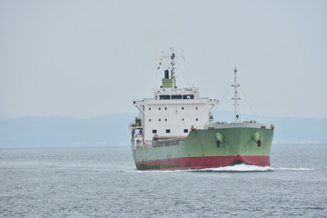 航行する貨物船