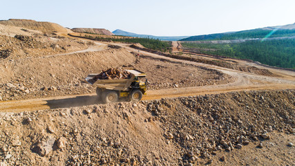 Dump truck Truck transports in the career of the ground