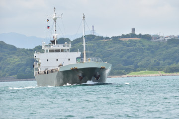 関門海峡を航行する貨物船