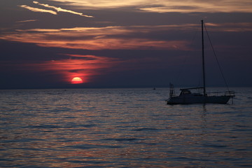 Chorwacja - zachód słońca nad Adriatykiem widziany w miejscowości Novalja położonej na wyspie...