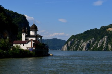 Fototapeta na wymiar church on the shores of the lake 