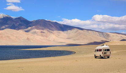 Fototapeta na wymiar Tourist vehicle at the scenic high altitude Tso Moriri lake Ladakh India 