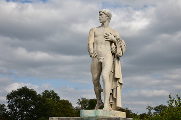 Fototapeta na wymiar Statue du jardin du château de Compiègne, France