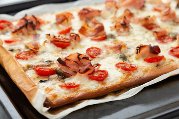 Teglia di pizza con prosciutto e funghi 