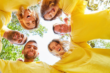 Gruppe junger Leute im Kreis beim Workshop